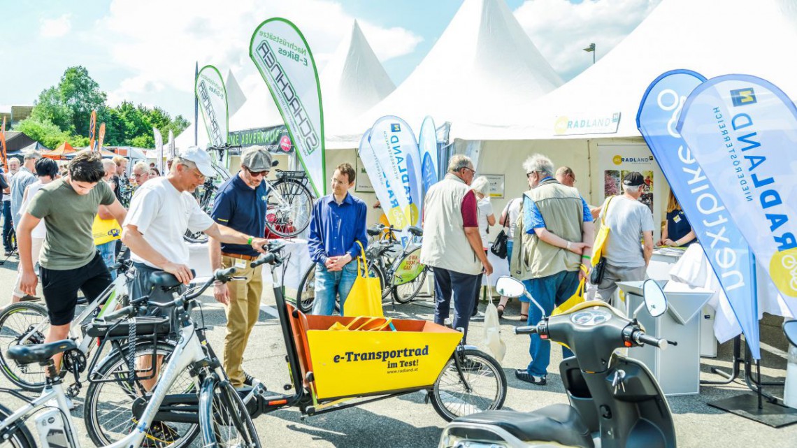 Infostand mit e-Bikes und Lastenr&auml;dern