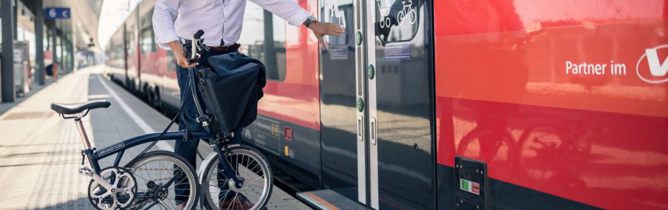 Umstieg vom Klapprad auf den Zug